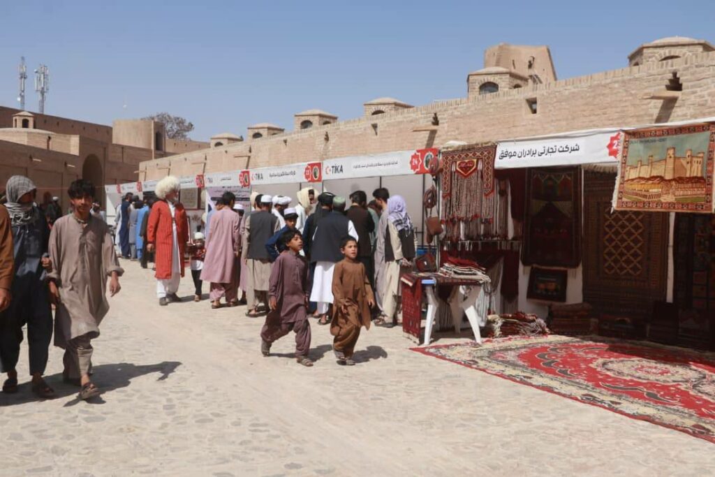 نمایشگاه صنایع دستی هرات؛ تجلی هنر بومی در هفته گردشگری