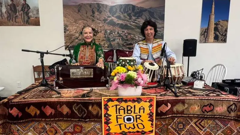 ابیگیل آدمز گرینوی همراه با مسعود عمری، گروه «طبله برای دو نفر» را پایه گذاشتند